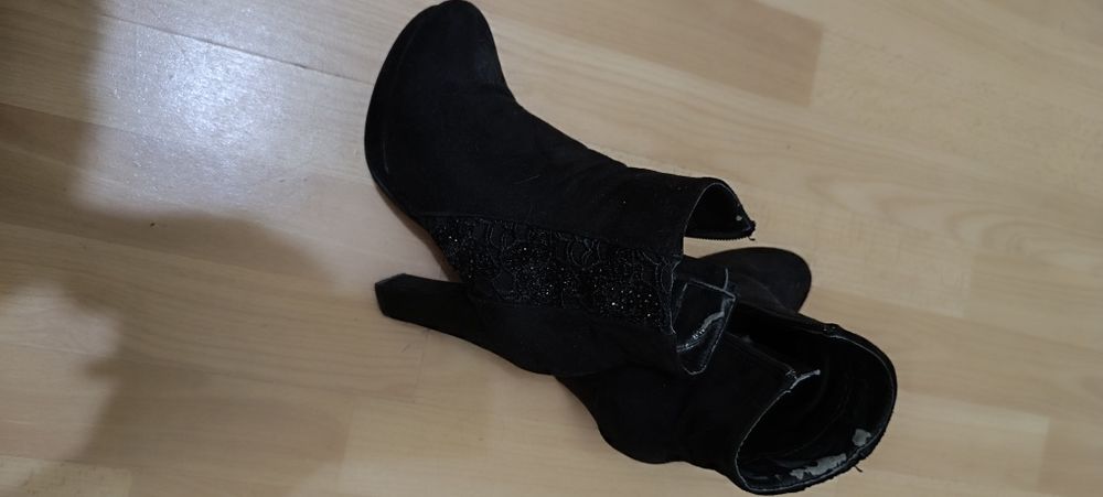 Botins pretos de salto alto número 35. Tem uns brilhantes de lado.