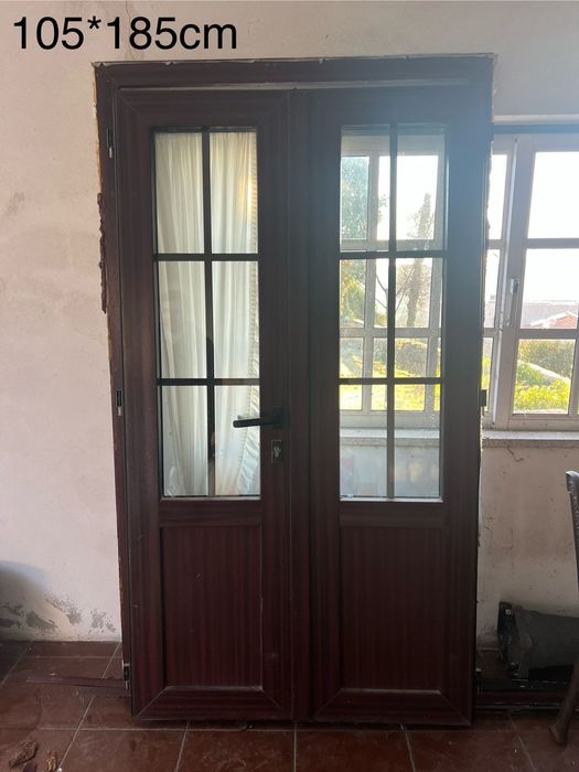 Conjunto de janelas e portas em PVC REHAU – castanho madeira