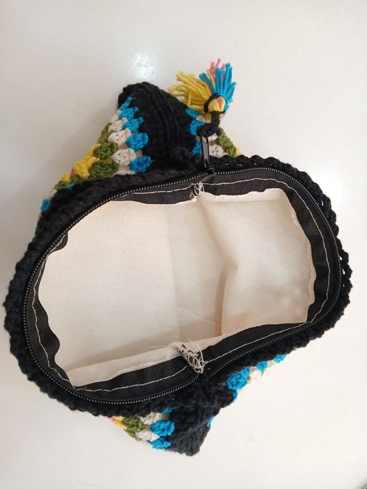 Carteira feita em croché, à mão