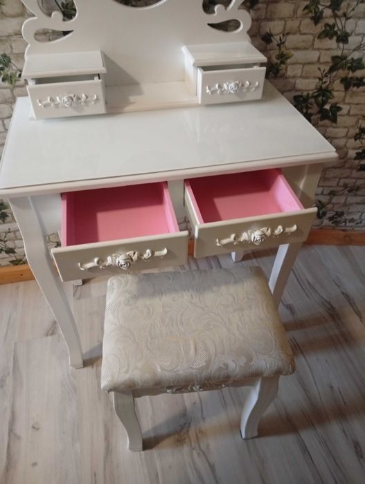 Toaletka biała z lustrem