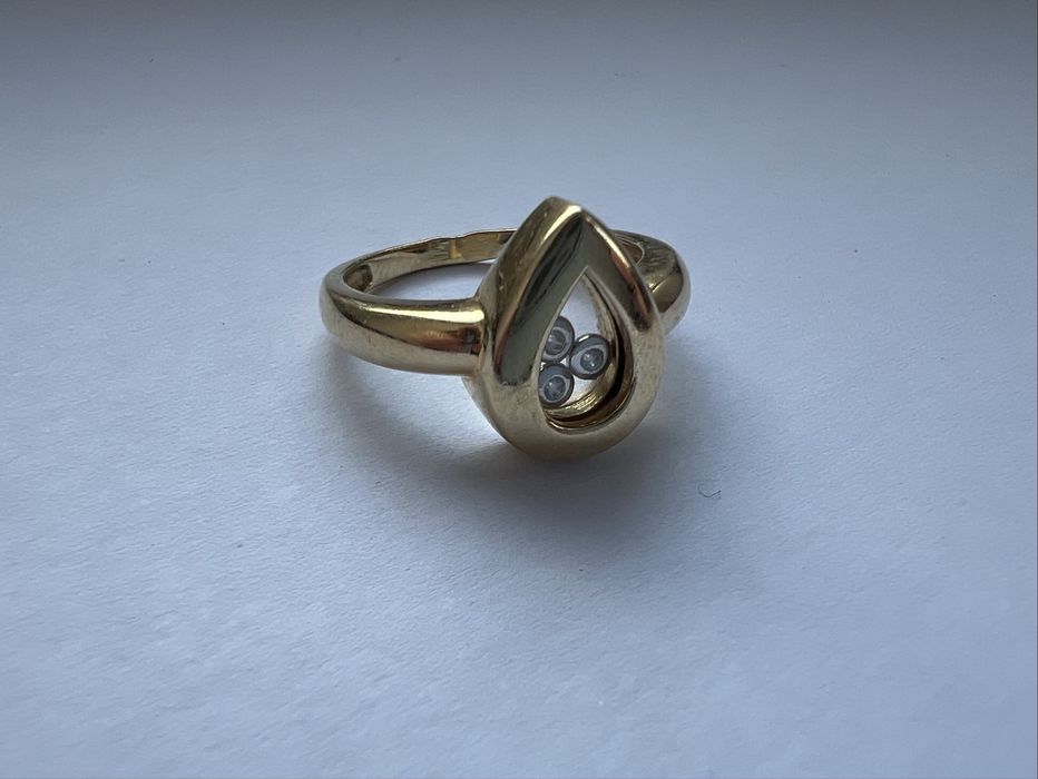 Золоте кільце з плаваючими діамантами