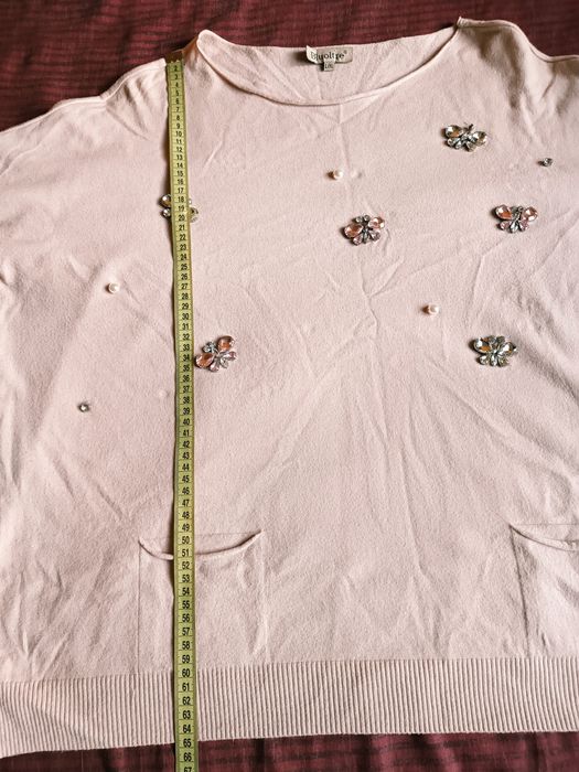 Sweterek beżowy z ozdobnymi kamieniami