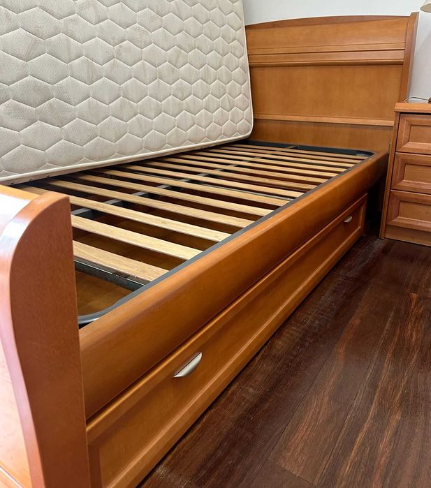 Cama de Solteiro em Madeira em Ótimo Estado