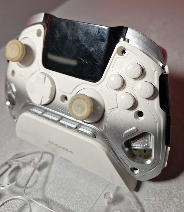 Pad kontroler MANBA ONE ze stacją ładującą