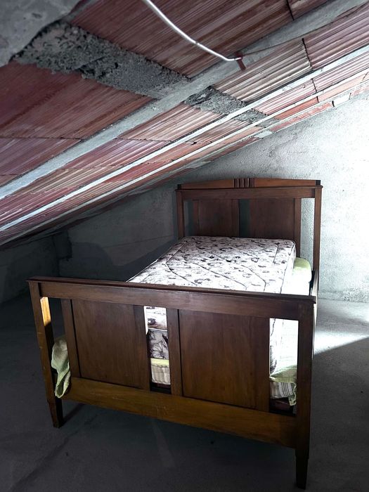 Cama de madeira antiga