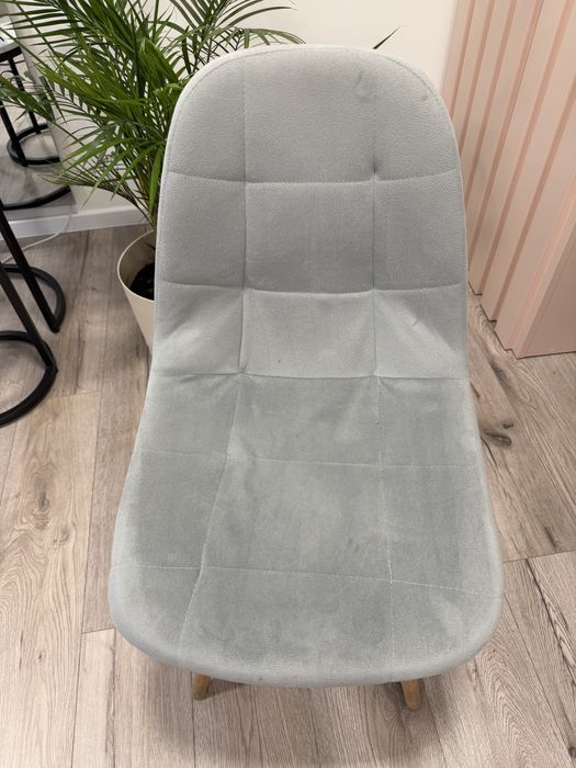 Szare krzesło zamszowe