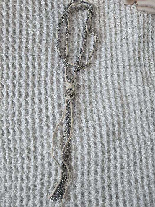 Srebny łańcuszek z białym rzemykiem