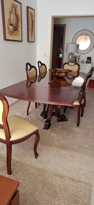 Mesa de sala extensível em mogno maciço mais seis cadeiras