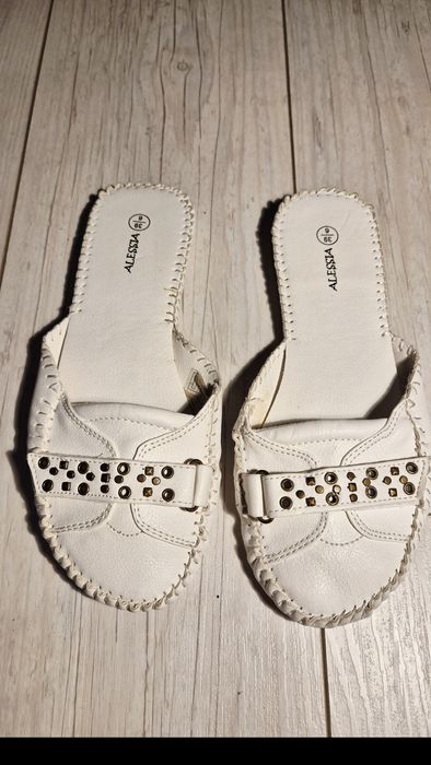 Biale klapki Alessa 39 nowe
Rozmiar 39
Kolor bialy
Mo