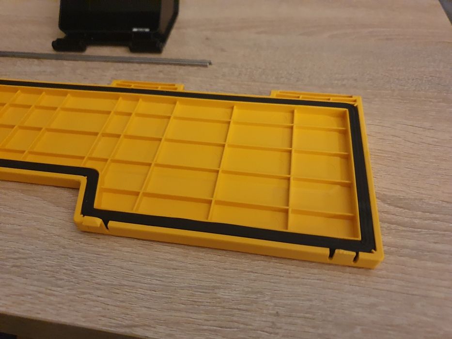 Dewalt DWST1-75663 Klapa górna oraz klapa baterii