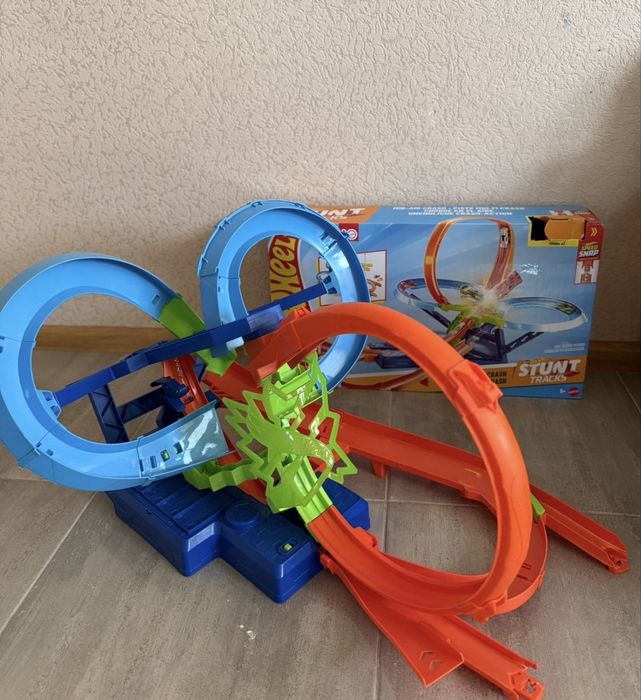 набір Hot Wheels Stunt Tracks «Неймовірні повітряні зіткнення»