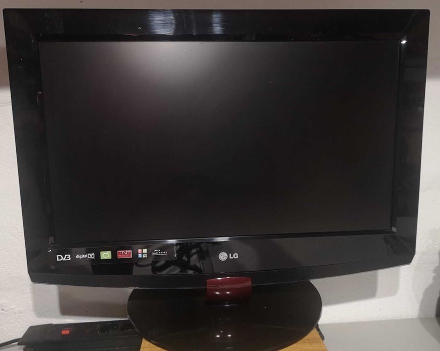 Vendo TV/Monitor com suporte de mesa em bom estado