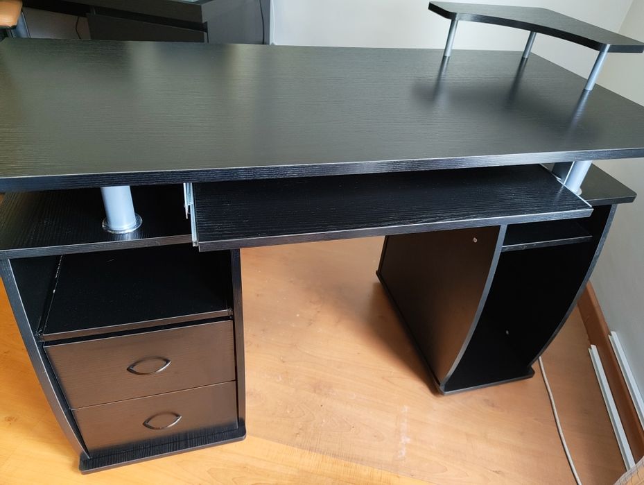 Secretária com espaço para torre de pc - muito bom estado