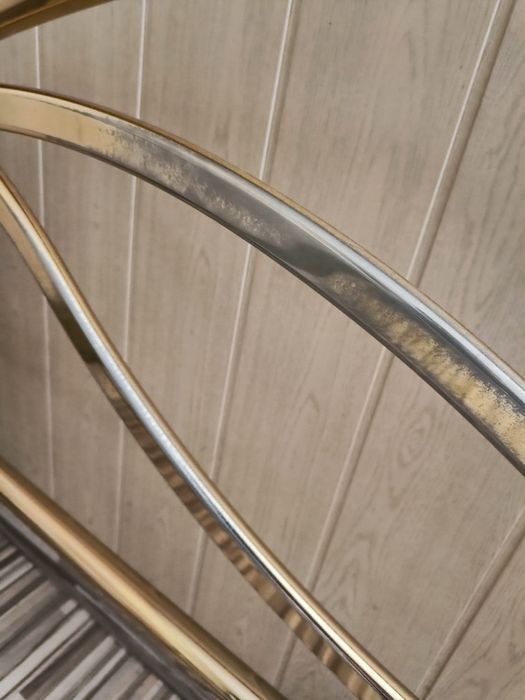 Rama łóżka metalowa złota bez materaca