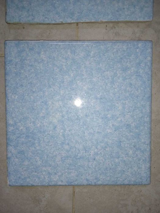 Плитка 15*15 см світло зеленувата та біла та 28 штук блакитної