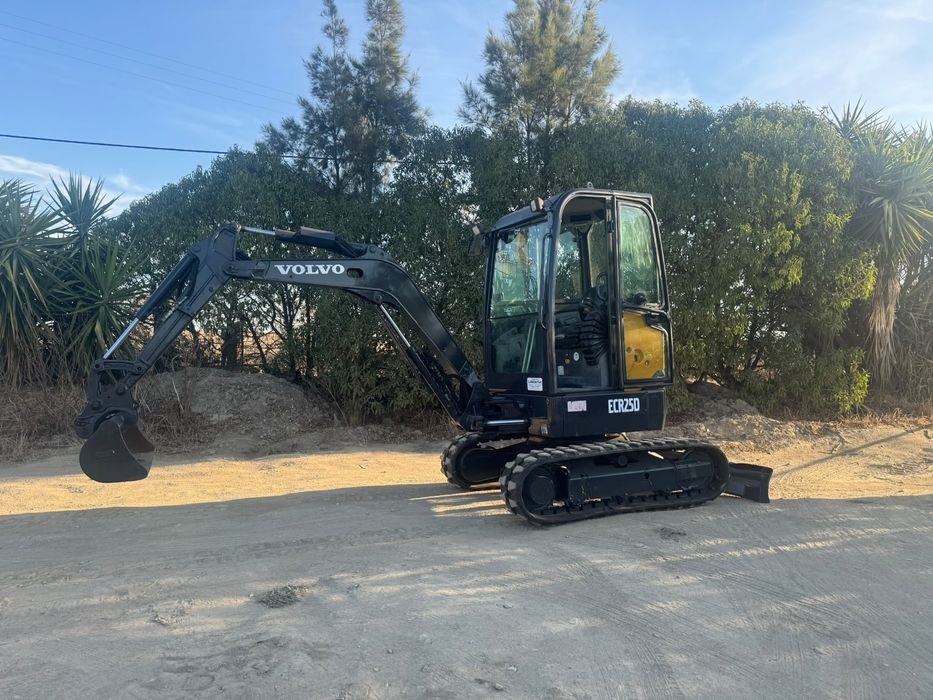 Volvo ECR25D (2.5T), 2018, 4400h, 3 baldes engate rápido, CEE, entrega