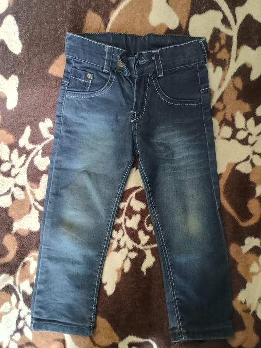 Безкоштовно: 2 футболки, светр та джинси на хлопчика