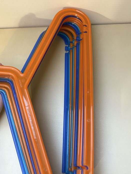 Cabides do Ikea azuis e laranja tamanho criança em muito bom estado