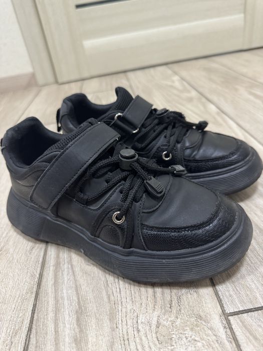 Легкі шкіряні кросівки