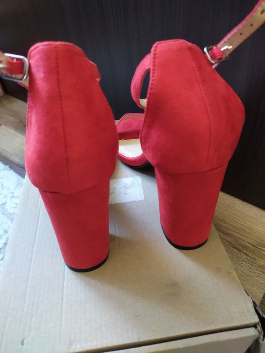 Sandałki czerwone na obcasie