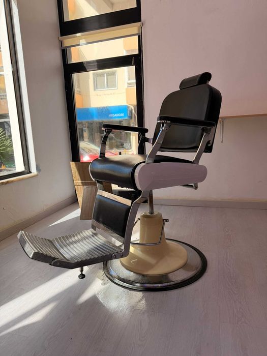 Eu tenho uma cadeira de barbeiro.