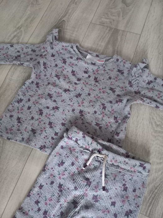 Szary komplet w kwiaty zara rozmiar 98