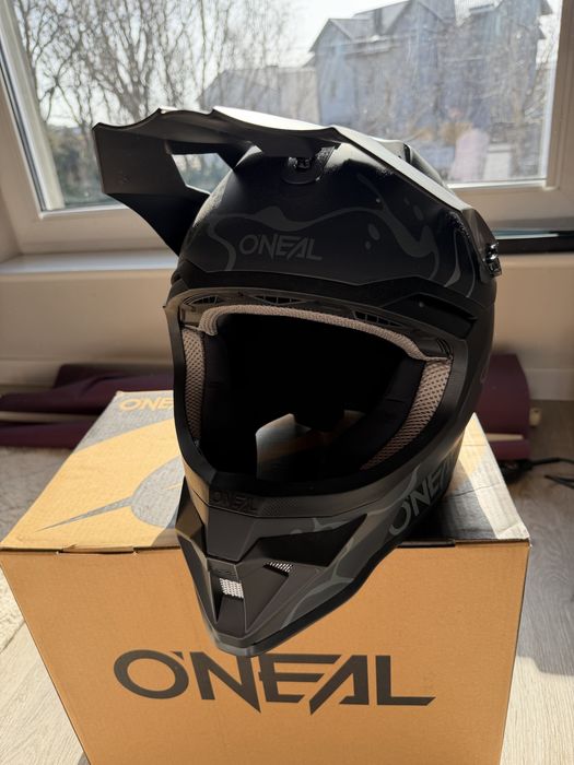 czarny kask ochronny