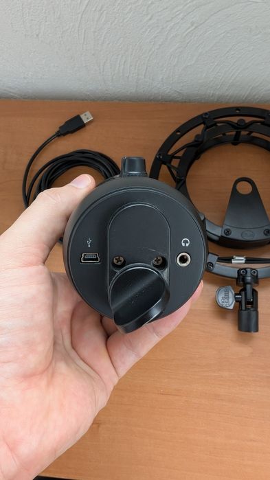 Студійне обладнання Blue Yeti Blackout + Radius II