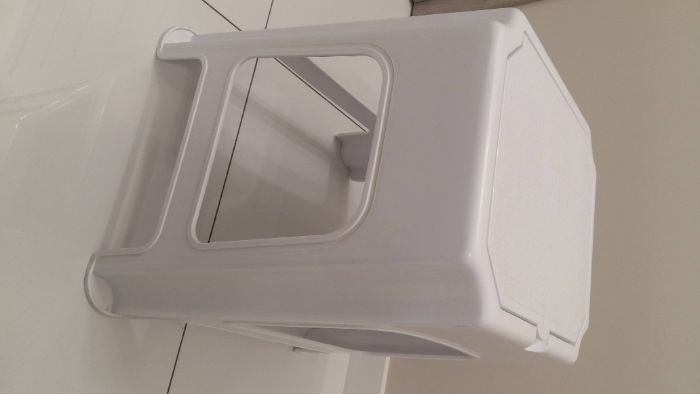 Krzesełko pod prysznic z pojemnikiem