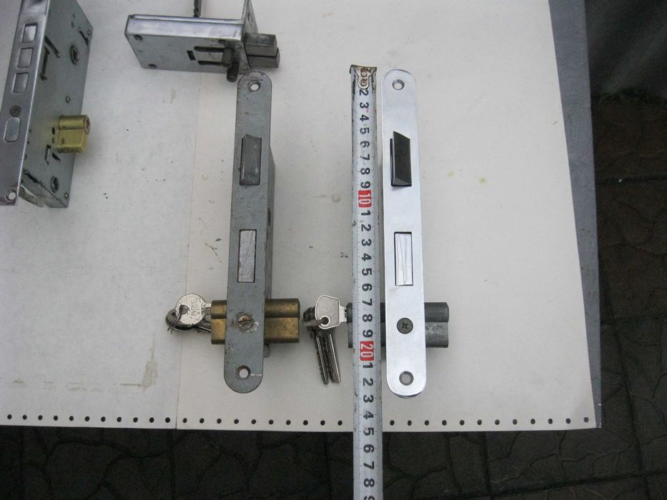 Продам дверной замок с ключами