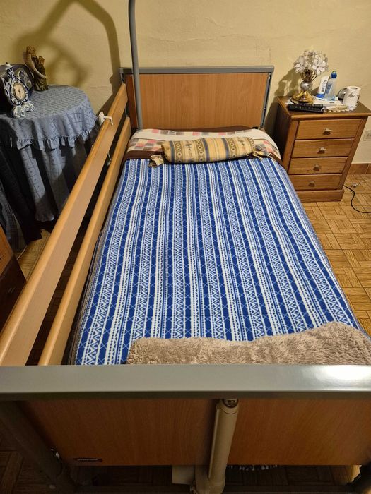 Venda de cama ortopédica articulada com colchão anti escaras e compressor. Recolha deve ser feita pelo comprador