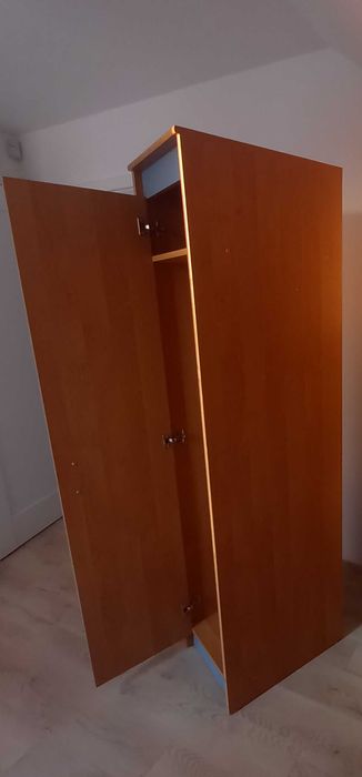 szafa z drążkiem