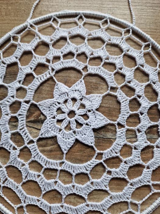 Zawieszka szydełkowa do okna  22 cm średnica