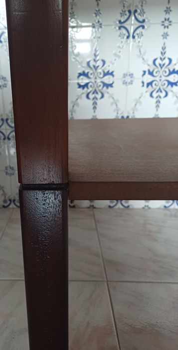 Mesa de madeira com prateleira