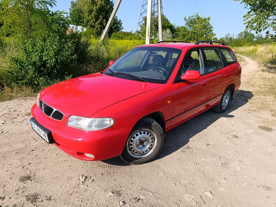 Гарний,вмісткий збережений автомобіль