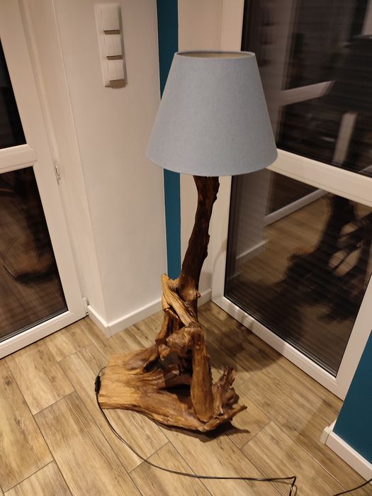 Lampa podłogowa z drewna