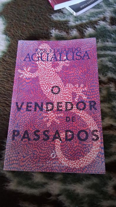 Livro " O vendedor de passados"