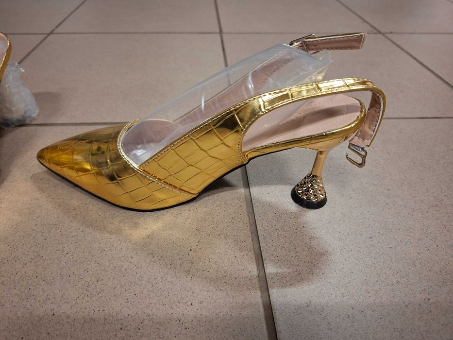 Damskie sandały na obcasie ze szpiczastym noskiem złote Szpilki