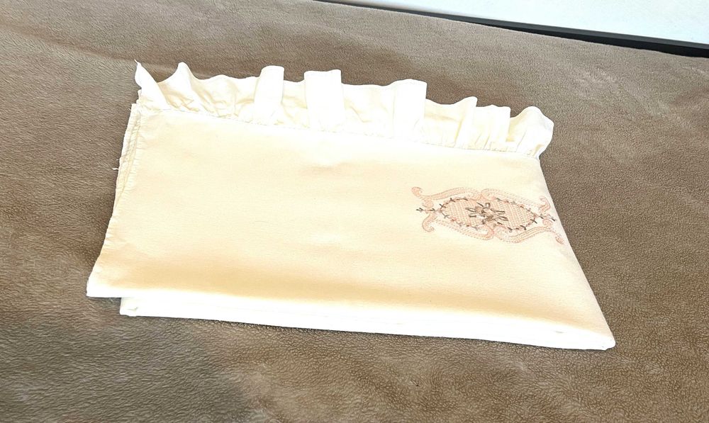 Lençol Bordado e Folhos - Cama Casal