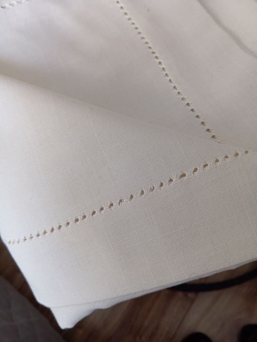 Obrus z dekoracyjną mereszką