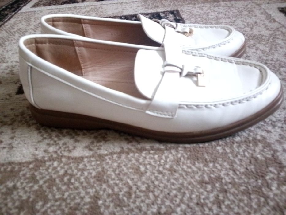 Макасіни білі на дівчинку.