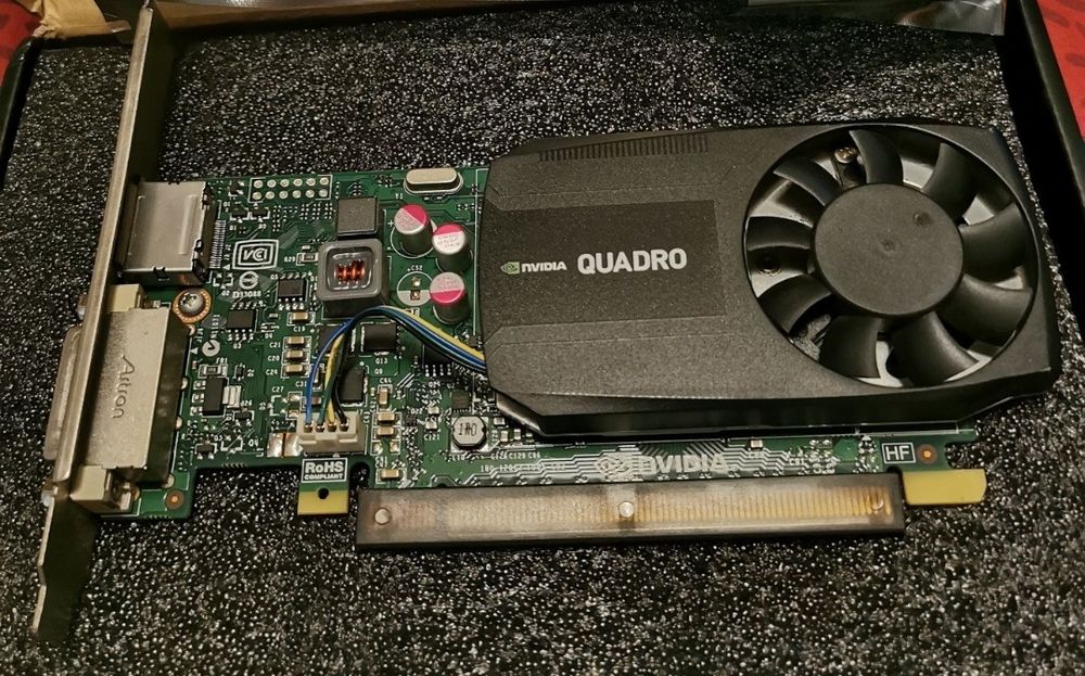 Nvidia Quadro k620 com cabos DVI_HDMI 
Com cabo de ligação, DVI /HDMI.
Com cabo de ligação, DVI /HDMI.