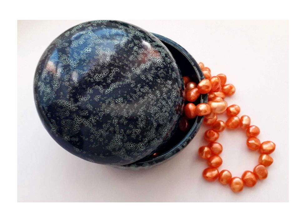 Для хранения мелочей, косметики декора, украшений, скринька, шкатулка.