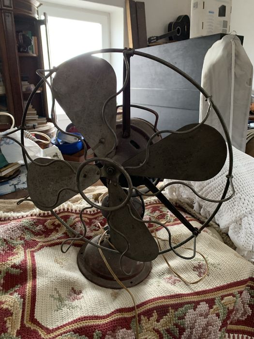 Ventilador Antigo de Mesa em Ferro – Vintage (1920–1940)