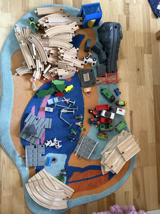 Drewniane tory i pojazdy w tym pociąg elektryczny