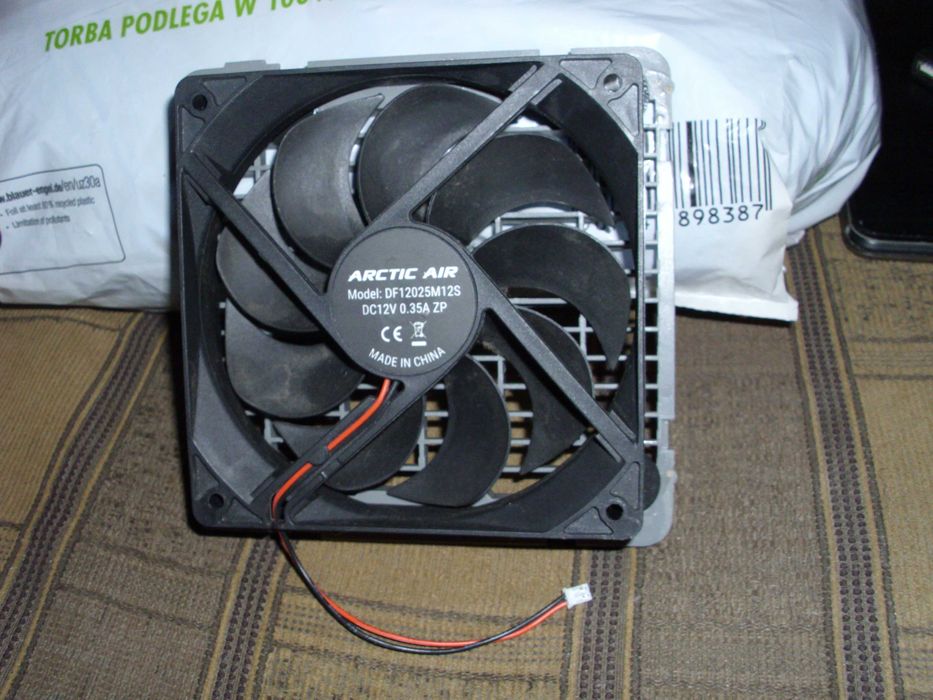 Samochodowy wentylator w obudowie