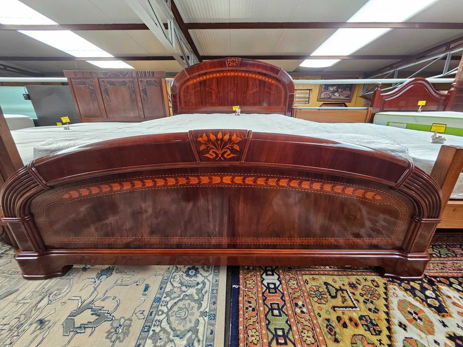Cama em madeira maciça com estrado e colchão - Muito bom estado geral
