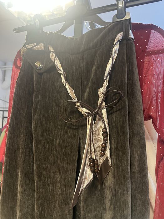 Spodnie z apaszkowym paskiem