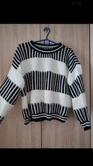 Sweter w paski czarno biały