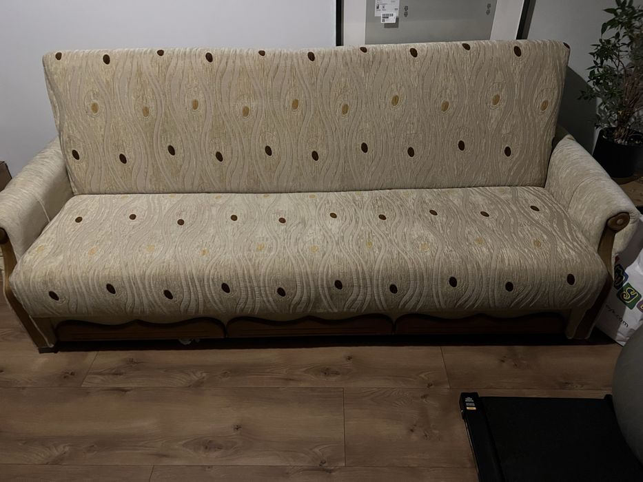 Kanapa ze wstawkami z drewna